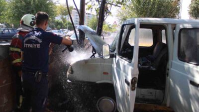 Aydın’ın Efeler ilçesinde park halindeki bir kamyonette çıkan yangın, itfaiye