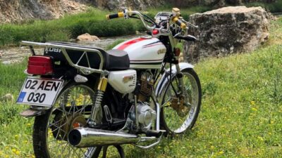Adıyaman ilinde, park halinde bırakılan bir motosikletin kimliği belirsiz bir
