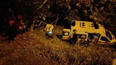 Rize Çayeli ilçesinde park ederken kontrolü kaybolan bir aracın uçuruma