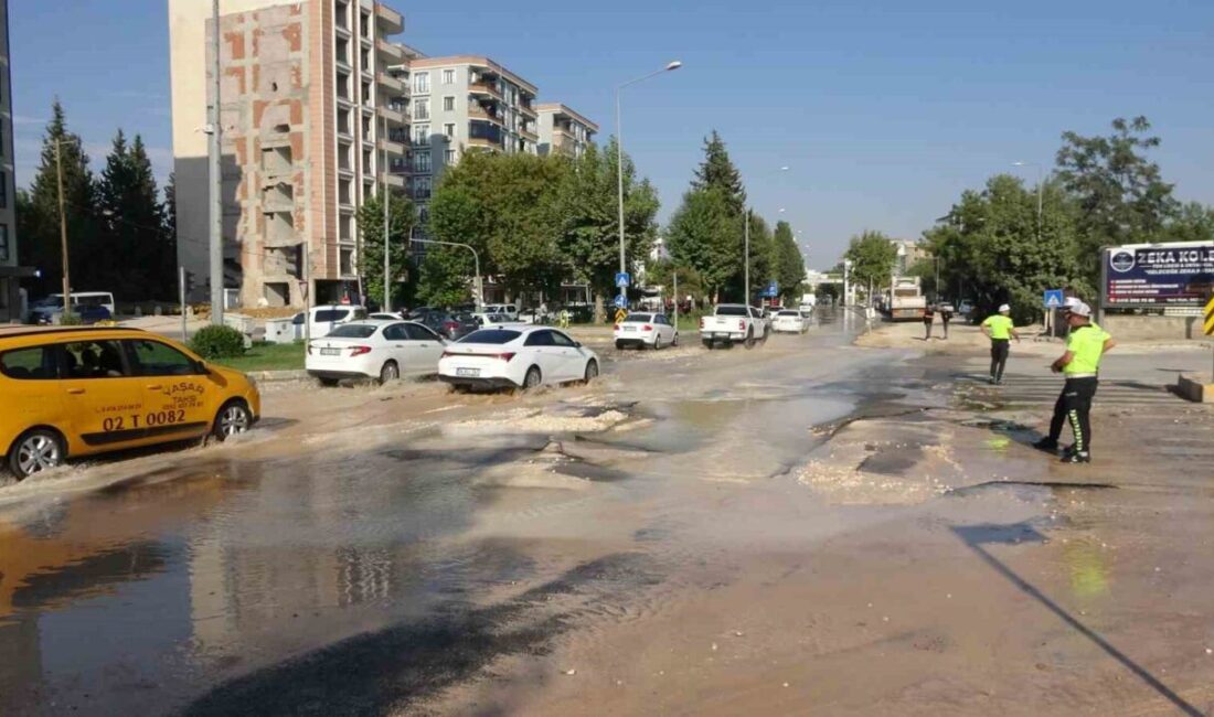 Adıyaman’da belediyeye ait ana su hattının patlaması sonucu yolda büyük