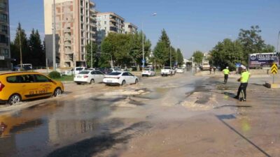 Adıyaman’da belediyeye ait ana su hattının patlaması sonucu yolda büyük