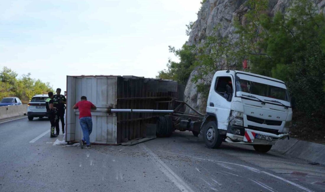 Antalya-Kemer karayolunda bir kamyon bariyerlere çarptıktan sonra yaklaşık bir kilometre