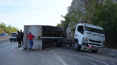 Antalya-Kemer karayolunda bir kamyon bariyerlere çarptıktan sonra yaklaşık bir kilometre