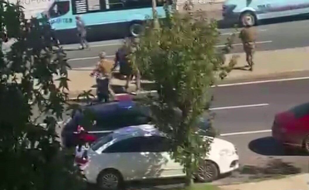 Pendik’te meydana gelen bir olayda, elinde bıçakla caddede dolaşan bir