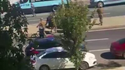 Pendik’te meydana gelen bir olayda, elinde bıçakla caddede dolaşan bir