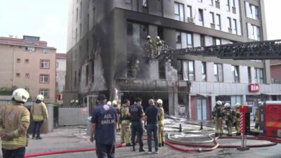Pendik’te, bir binanın giriş katında bulunan iş yerinde çıkan yangın,