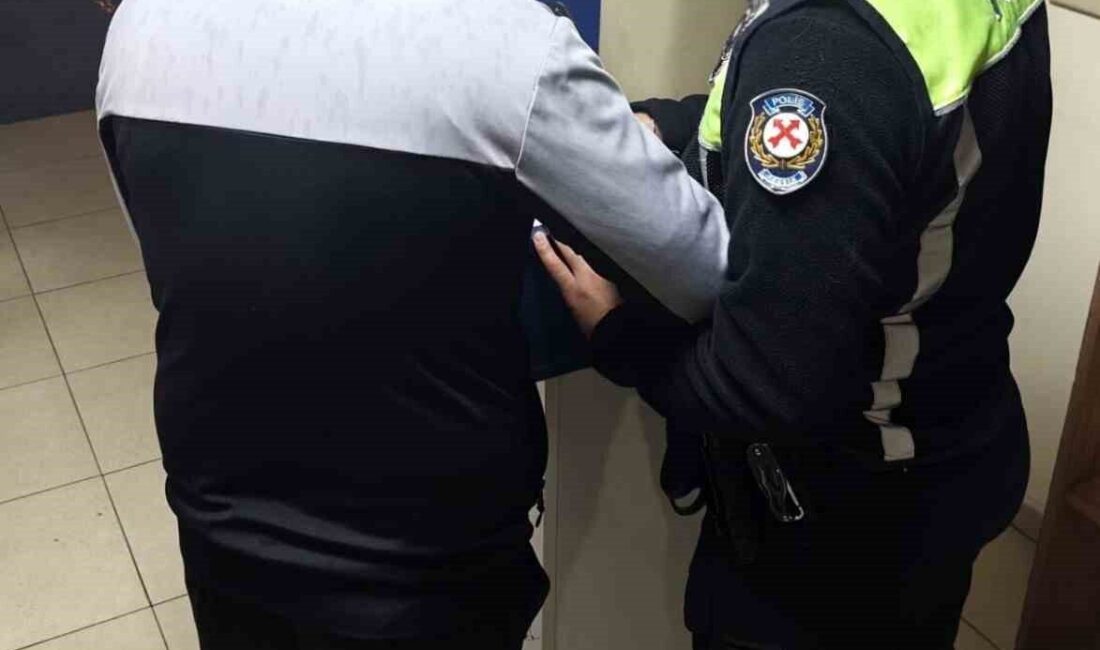 Pendik ilçesinde seyir halindeyken makas atarak trafiği tehlikeye düşüren bir