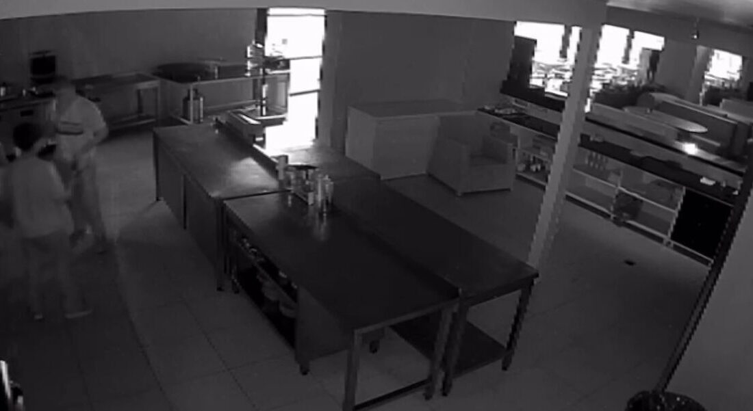 Elazığ’da bir iş yerine giren iki hırsızın rahat tavırları şaşkınlık