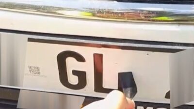 Gaziantep’te, trafikte seyir halinde olan bir araç sürücüsü, plakadaki harfi