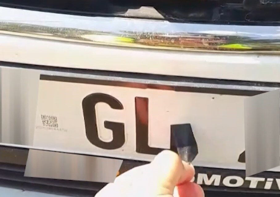 Gaziantep’te, trafikte seyir halinde olan bir araç sürücüsü, plakadaki harfi