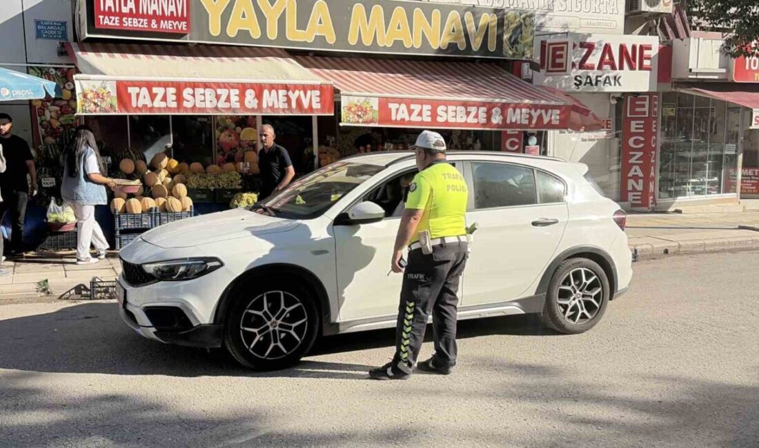 Polis ekipleri, denetimlerini sürdürürken, Elazığ İl Emniyet Müdürlüğü Trafik Denetleme