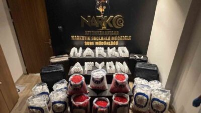 Afyonkarahisar’da polis, zehir tacirlerine yönelik gerçekleştirdiği operasyonda durdurulan araçtaki bavullardan