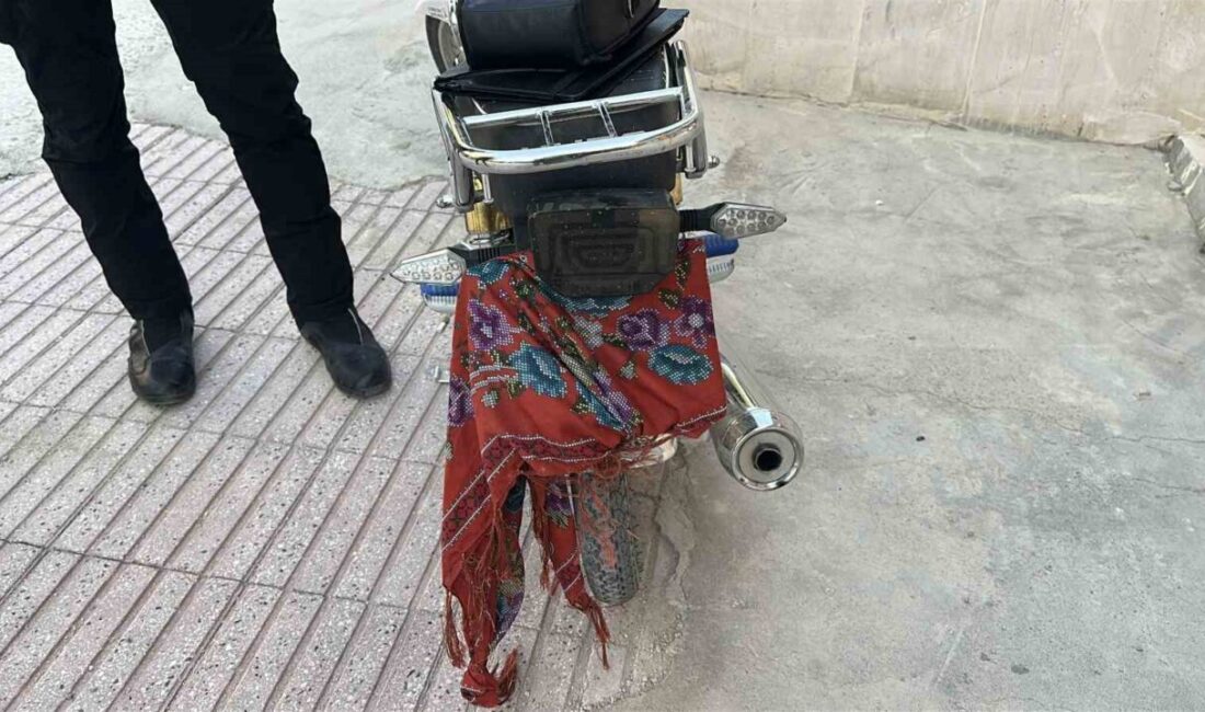 Burdur’da bir motosiklet sürücüsü, plakasını bezle kapatıp ters şeritte ilerleyerek