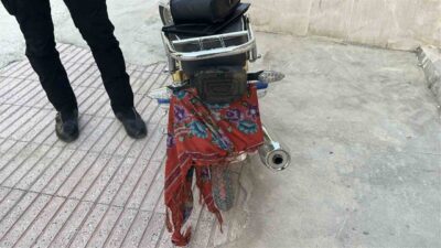 Burdur’da bir motosiklet sürücüsü, plakasını bezle kapatıp ters şeritte ilerleyerek