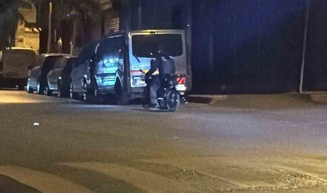 Eskişehir’de, polis ekipleri tarafından durdurulmaya çalışılan motosiklet sürücüsü, plakasını kapatarak