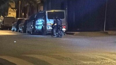 Eskişehir’de, polis ekipleri tarafından durdurulmaya çalışılan motosiklet sürücüsü, plakasını kapatarak