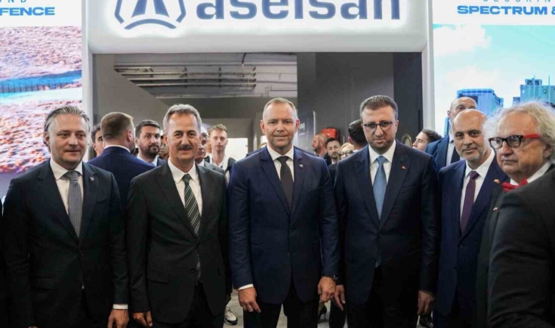 Polonya Cumhurbaşkanı Karol Nawrocki, ASELSAN Elektronik Sanayi’nin standını ziyaret etti.