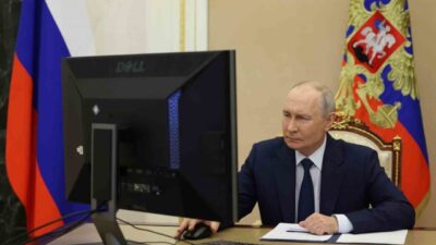 Rusya Devlet Başkanı Vladimir Putin, elektronik ortamda oyunu kullanarak milletvekili