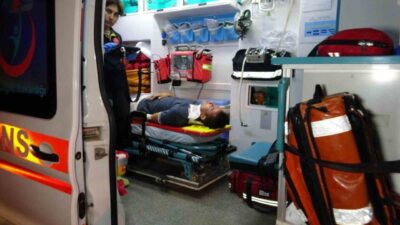 Manavgat ilçesinde meydana gelen trafik kazasında, refüj bordürüne çarpan ve