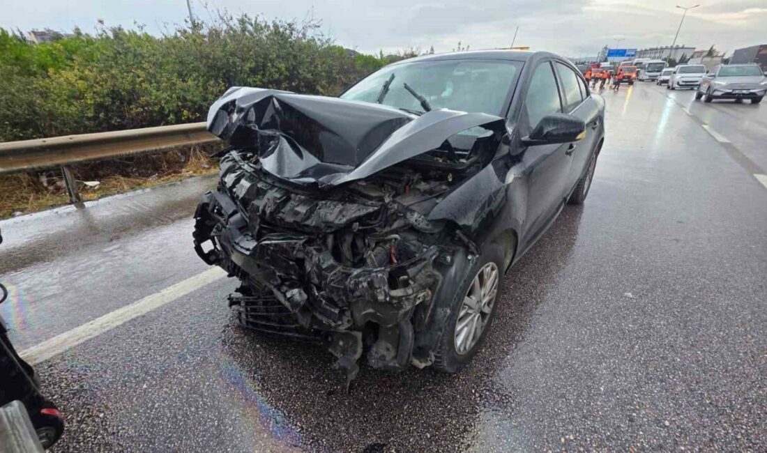 Bandırma’da Hava Üssü Kavşağı’nda meydana gelen trafik kazasında, bir otomobilin