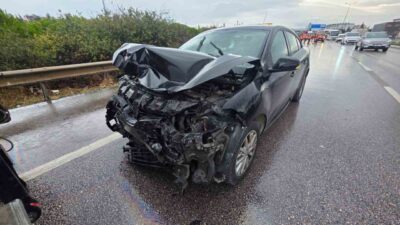 Bandırma’da Hava Üssü Kavşağı’nda meydana gelen trafik kazasında, bir otomobilin