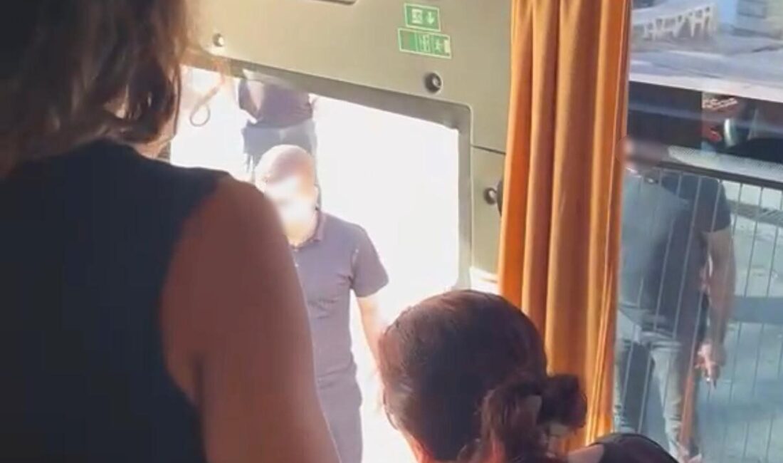 Diyarbakır’ın Yenişehir ilçesinde bir grup, sağlık personelini taşıyan otobüsü durdurarak