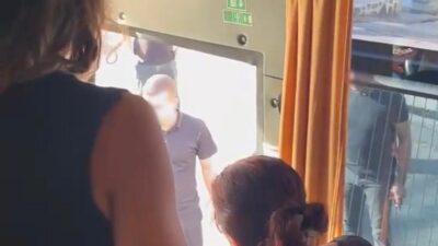 Diyarbakır’ın Yenişehir ilçesinde bir grup, sağlık personelini taşıyan otobüsü durdurarak
