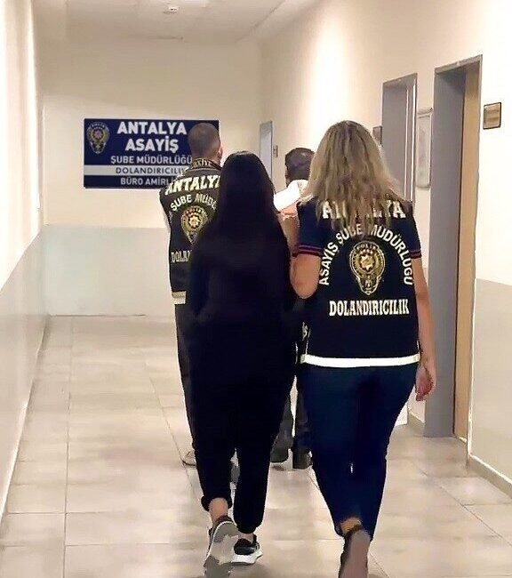 Antalya’da bir vatandaşın kimliğinin dolandırıcılıkta kullanıldığını iddia eden sahte polisler,
