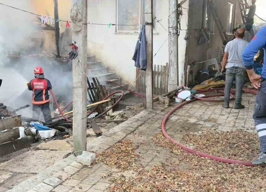 Sakarya’nın Kaynarca ilçesinde bulunan bir evde meydana gelen yangın, itfaiye