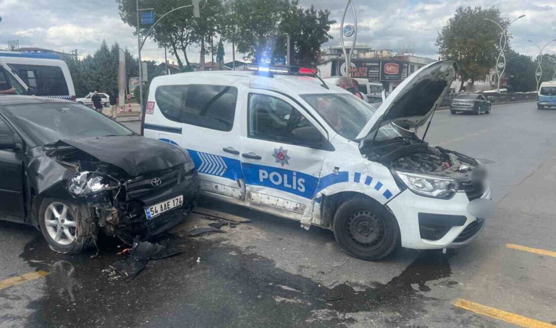 Adapazarı ilçesinde bir polis aracı ile bir otomobilin çarpışması sonucu