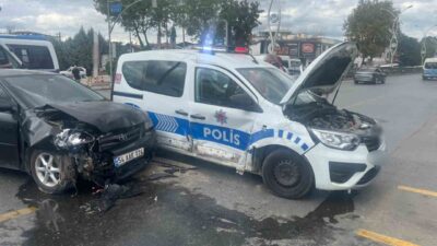 Adapazarı ilçesinde bir polis aracı ile bir otomobilin çarpışması sonucu