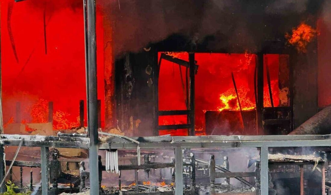 Serdivan ilçesindeki bir restoran, dün akşam çıkan bir yangın sonucunda