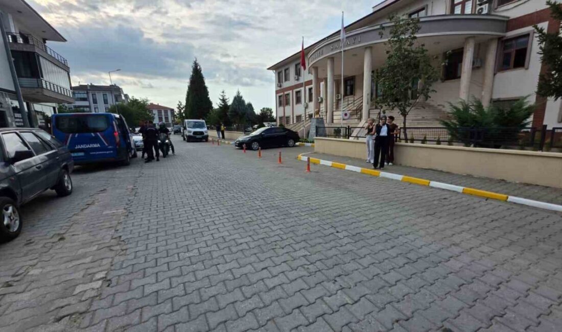 Akyazı ilçesinde yaşanan olayda, bir kadını bıçaklayarak ağır yaralayan şüpheli,