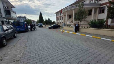 Akyazı ilçesinde yaşanan olayda, bir kadını bıçaklayarak ağır yaralayan şüpheli,