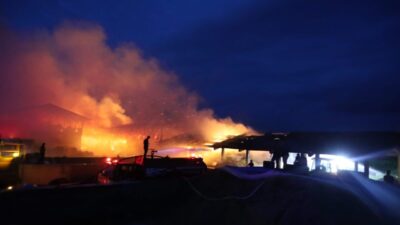 Samsun’un Bafra ilçesinde dün akşam saatlerinde başlayan saman deposu yangını,