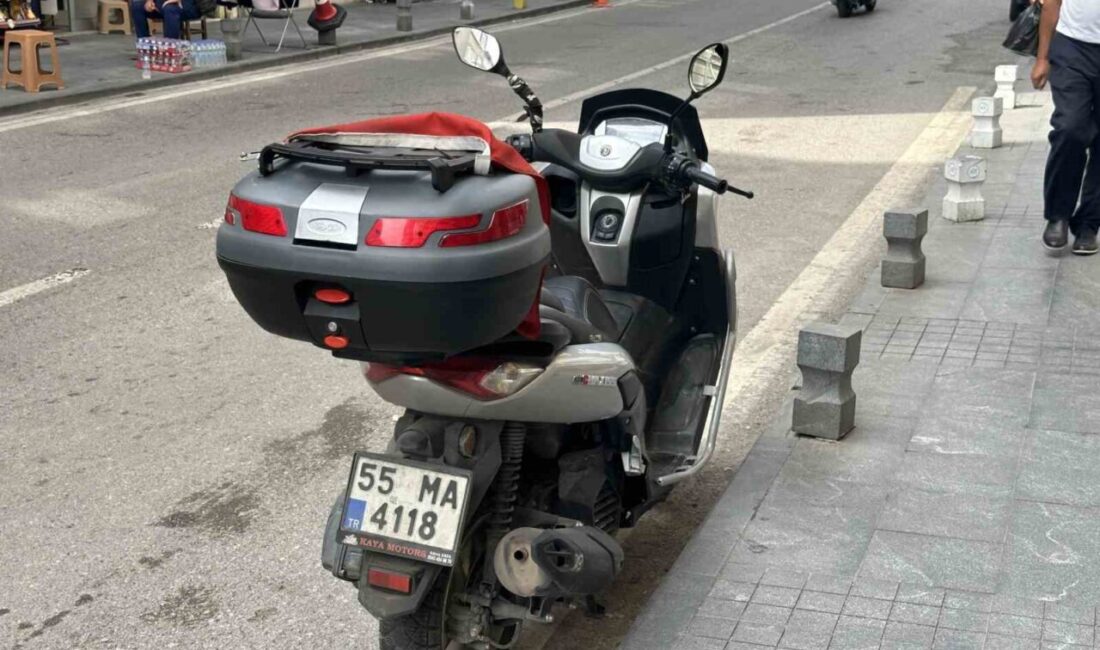 Samsun’da bir motosiklet sürücüsü, hafif ticari araçla çarpıştıktan sonra yaralandı.