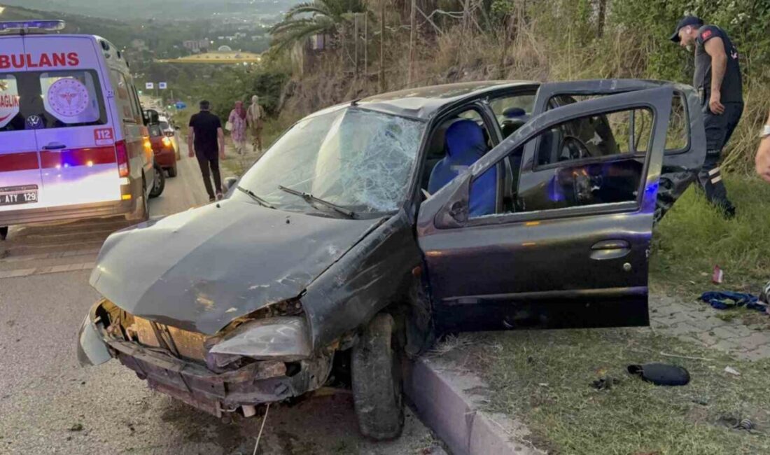 Samsun’da meydana gelen trafik kazasında, bir otomobilin yoldan çıkarak çöp