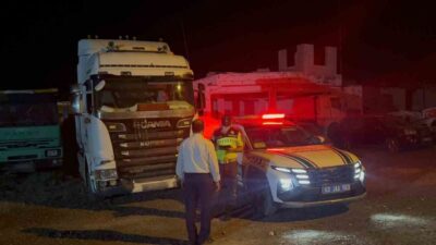 Şanlıurfa’da sahte plaka kullandığı tespit edilen bir tır sürücüsü, jandarma