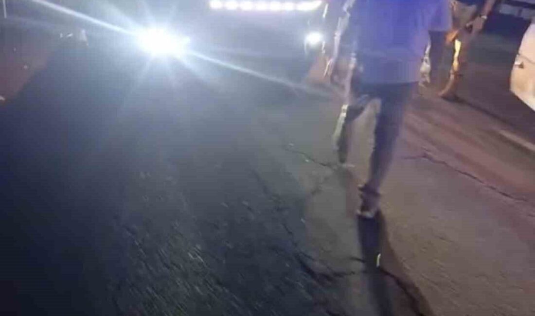 Şanlıurfa’da, iddiaya göre damperi açık seyreden bir kamyonun yol üzerindeki