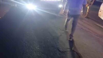 Şanlıurfa’da, iddiaya göre damperi açık seyreden bir kamyonun yol üzerindeki