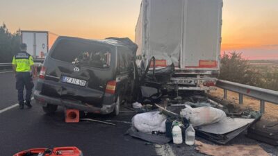 Şanlıurfa’daki bir kaza sonucunda lastiği patlayan bir tır, yolun kenarına