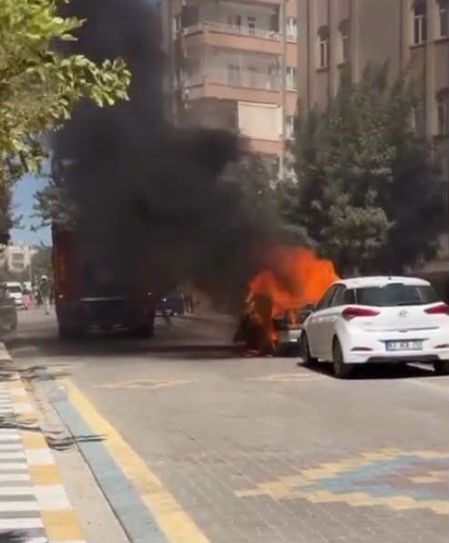 Şanlıurfa’nın Karaköprü ilçesinde bir otomobil, park halindeyken çıkan yangın sonucunda
