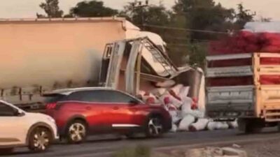 Şanlıurfa’nın Siverek ilçesinde meydana gelen trafik kazasında, tır ile kırmızı