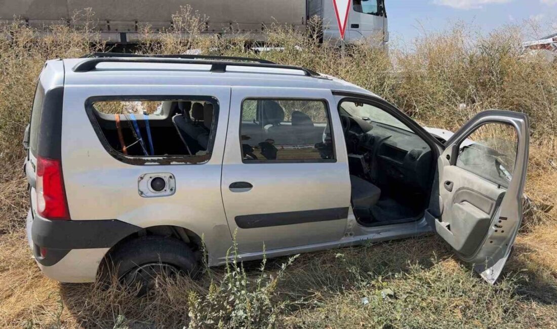 Bolvadin ilçesinde meydana gelen trafik kazasında, sürücüsünün kontrolünü yitirdiği otomobilin
