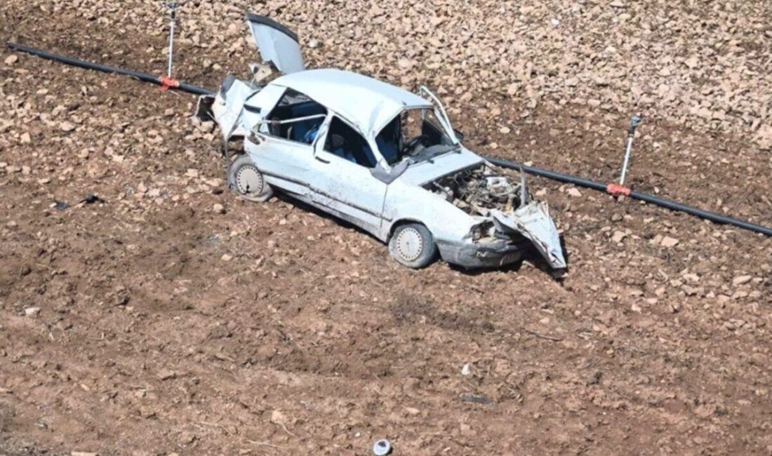 Harran ilçesinde meydana gelen trafik kazasında, bir araç şarampole devrildi