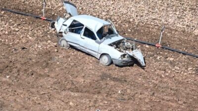 Harran ilçesinde meydana gelen trafik kazasında, bir araç şarampole devrildi