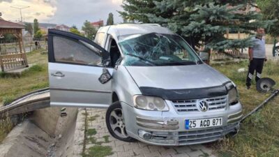 Sarıkamış ilçesinde meydana gelen bir trafik kazasında, sürücüsü direksiyon hakimiyetini