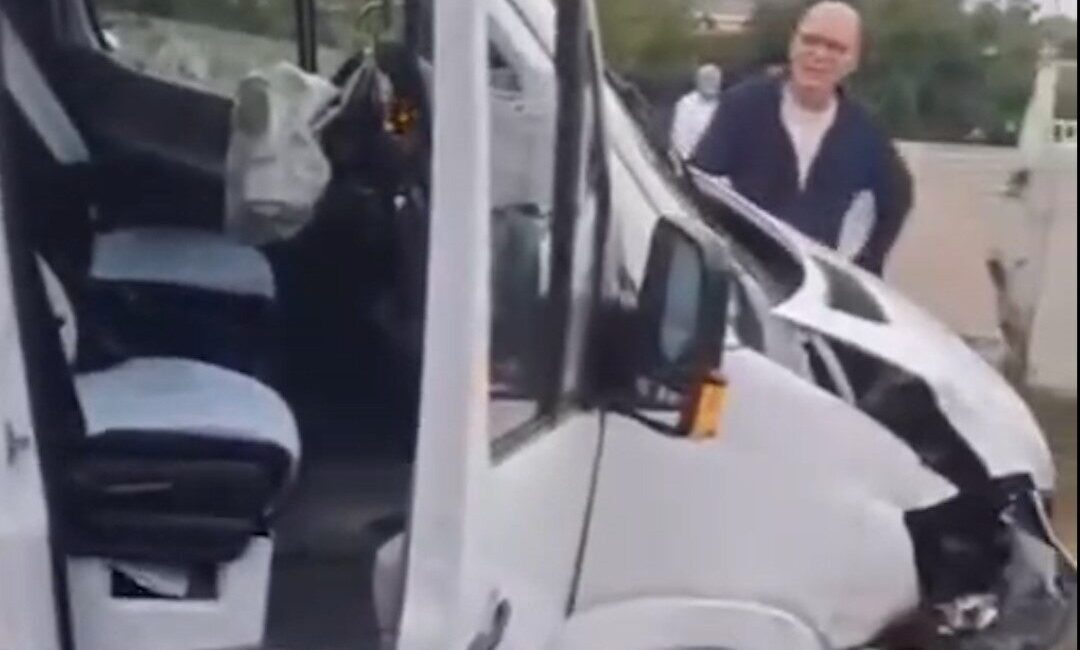 Sarıyer ilçesinde bir okul servisi, sürücüsünün direksiyon kontrolünü kaybetmesi sonucu