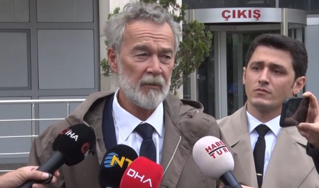 Kurtlar Vadisi Pusu dizisinde Kazım Kaşifoğlu karakterini canlandıran Sedat Savtak,