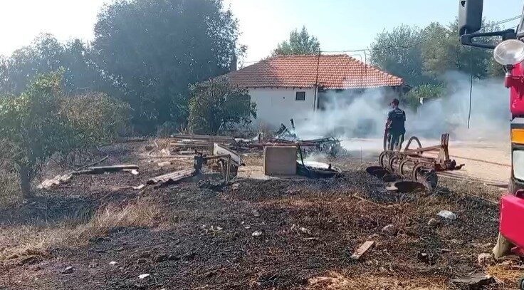 Çandır Mahallesi’nde çıkan yangın, rüzgarın etkisiyle hızla yayılarak evleri tehdit